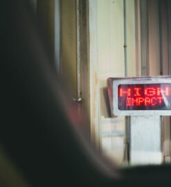 Oświetlenie led przemysłowe – oprawa przemysłowa oszczędność energii